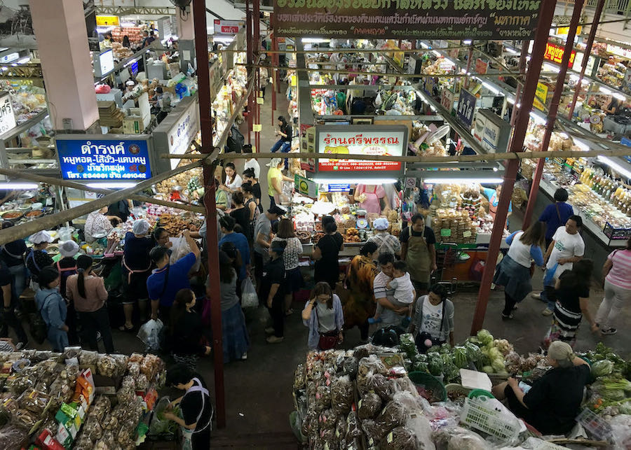 Vendors and shoppers at Warorot (Kad Luang) Market.