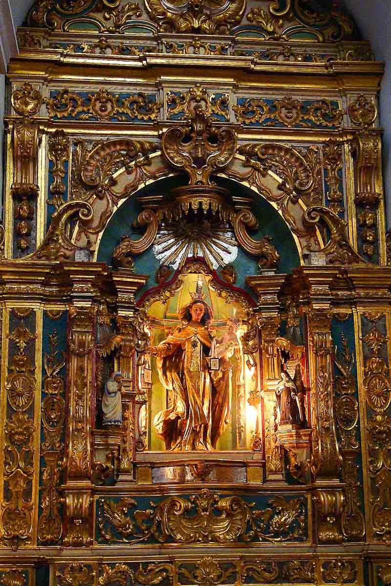 Intricate gold altar carvings inside the Basílica Nuestra Señora del Pilar.
